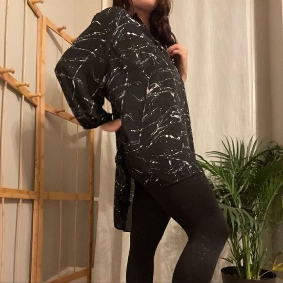 Boutique- Plus Size Black and White Marble Vein Paint Splatter Look Blouse, 2X - Picture 2 of 10